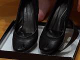 rushscat - Mädchen pissing in Schuhen. Schuhfetisch