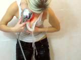 tomnata - Christina mit Jeans und weißen T-Shirt unter der Dusche
