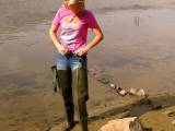 tomnata - Alina in Jeans und Waders in tiefem Wasser