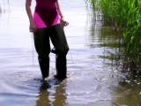 tomnata - Christina läuft in einem Fluss in Waders und Badeanzug