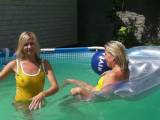 tomnata - Mit Christina in gelbem Latex im Pool , Bikini und Badeanzug