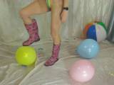 tomnata - Nikki bläst Ballons auf und lässt sie platzen